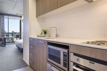هتل Oaks Melbourne On William Suites
