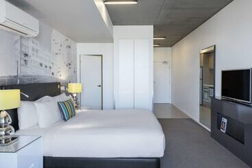هتل Oaks Melbourne On William Suites