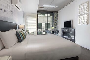 هتل Oaks Melbourne On William Suites