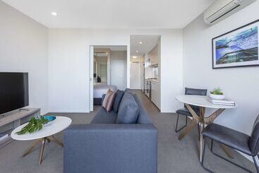 هتل Oaks Melbourne On William Suites