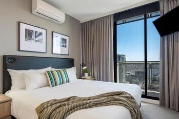 هتل Oaks Melbourne On William Suites