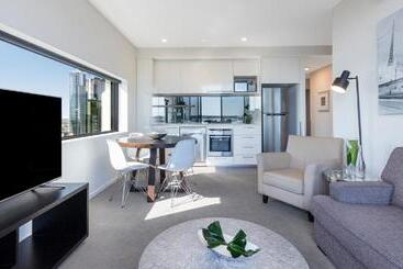 هتل Oaks Melbourne On William Suites