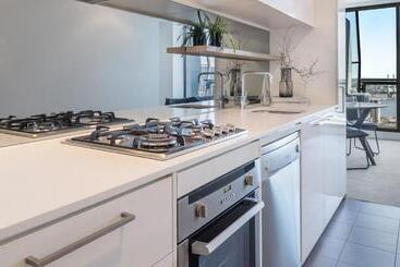هتل Oaks Melbourne On William Suites