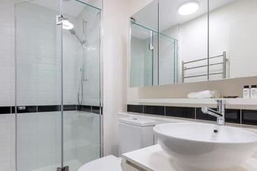 هتل Oaks Melbourne On William Suites