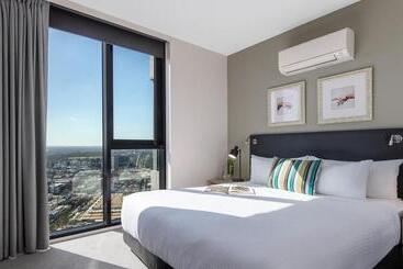 هتل Oaks Melbourne On William Suites