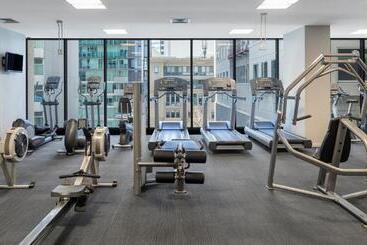 هتل Oaks Melbourne On William Suites