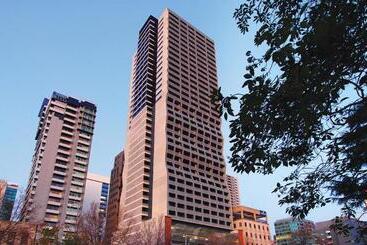 هتل Oaks Melbourne On William Suites