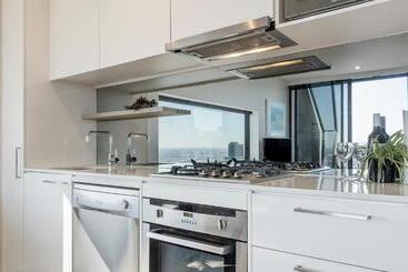 هتل Oaks Melbourne On William Suites