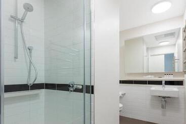 هتل Oaks Melbourne On William Suites