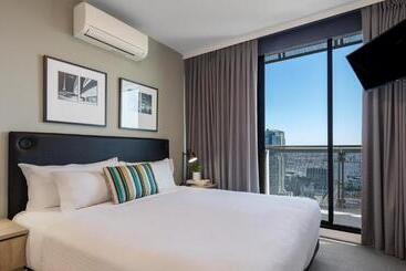 هتل Oaks Melbourne On William Suites