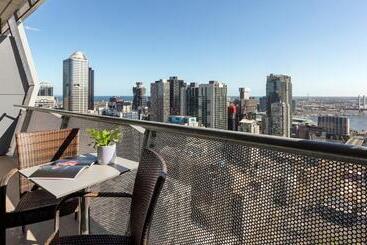 هتل Oaks Melbourne On William Suites