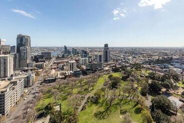 هتل Oaks Melbourne On William Suites