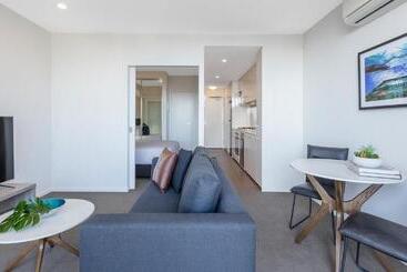 هتل Oaks Melbourne On William Suites