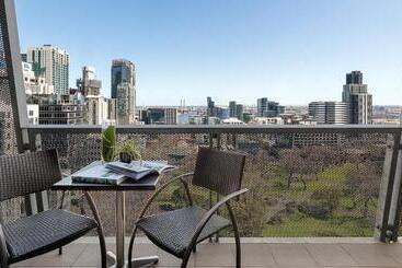 هتل Oaks Melbourne On William Suites