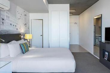 هتل Oaks Melbourne On William Suites