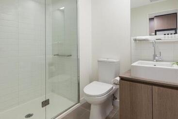 هتل Oaks Melbourne On William Suites