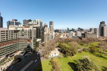 هتل Oaks Melbourne On William Suites