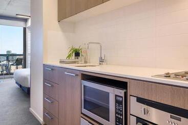 هتل Oaks Melbourne On William Suites