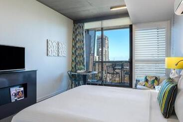 هتل Oaks Melbourne On William Suites