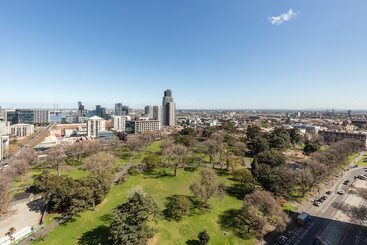 هتل Oaks Melbourne On William Suites