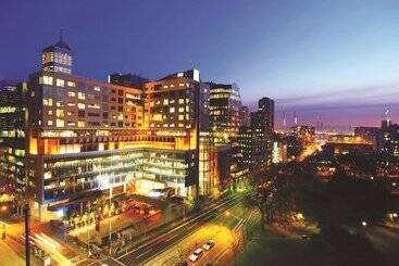 هتل Oaks Melbourne On William Suites