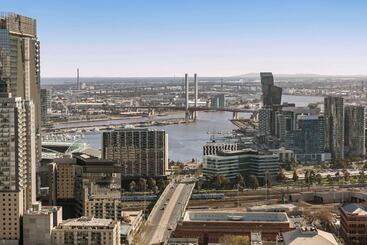 هتل Oaks Melbourne On William Suites