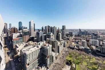 هتل Oaks Melbourne On William Suites