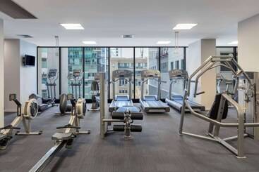 هتل Oaks Melbourne On William Suites
