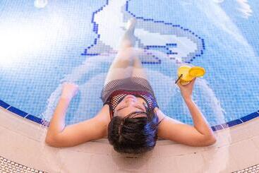 اقامتگاه Magnum Hotel & Suites West Bay
