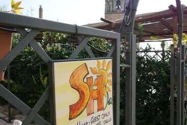 تختخواب و صبحانه Sharon House