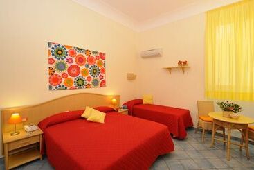 تختخواب و صبحانه Sharon House