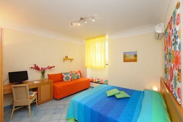 تختخواب و صبحانه Sharon House