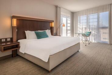 هتل Courtyard By Marriott Cologne