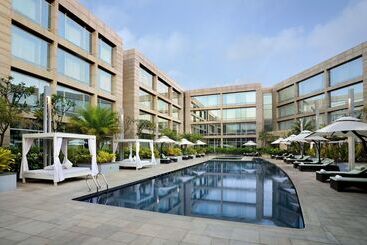 בית מלון כפרי Hilton Bangalore Embassy Golflinks