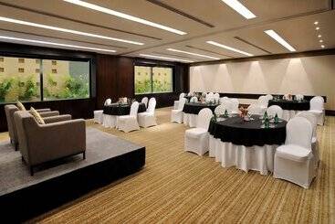 בית מלון כפרי Hilton Bangalore Embassy Golflinks