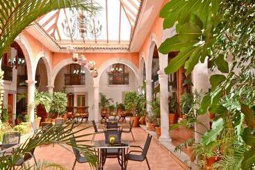 هتل Mision Patzcuaro Centro Historico
