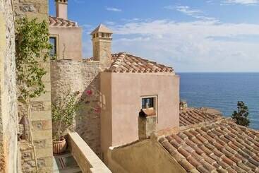 ホテル Moni Emvasis Luxury Suites