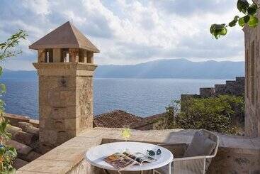 هتل Moni Emvasis Luxury Suites