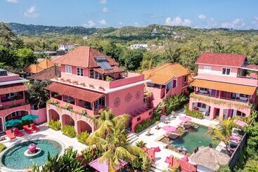 هتل Pinkcoco Uluwatu   Constant Surprises & For Cool Adults Only