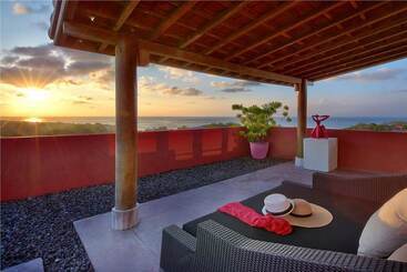 هتل Pinkcoco Uluwatu   Constant Surprises & For Cool Adults Only