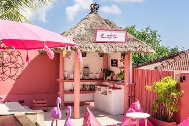 هتل Pinkcoco Uluwatu   Constant Surprises & For Cool Adults Only