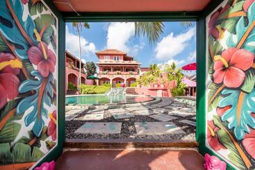 هتل Pinkcoco Uluwatu   Constant Surprises & For Cool Adults Only