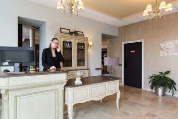 هتل The Originals Boutique, Hôtel Les Poèmes De Chartres