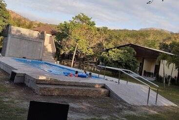 هتل Hidaway Resort