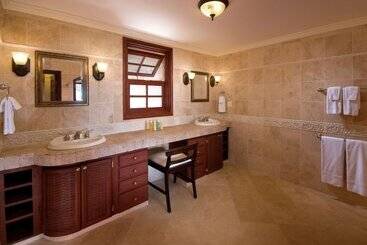استراحتگاه Hilton Grand Vacations Club The Crane Barbados