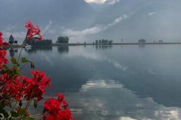 تختخواب و صبحانه Adeline