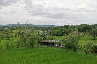 تختخواب و صبحانه Smyleinn Farm
