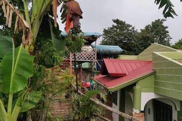 تختخواب و صبحانه Smyleinn Farm