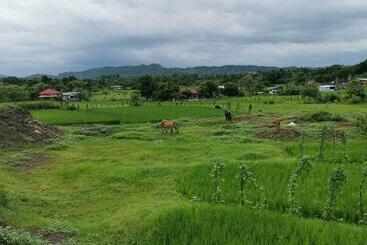 تختخواب و صبحانه Smyleinn Farm
