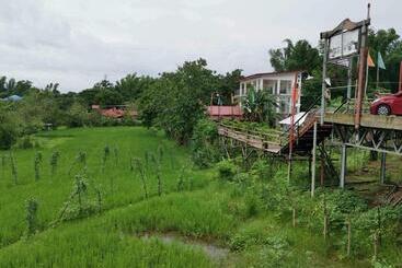 تختخواب و صبحانه Smyleinn Farm